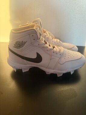 Nike White High-Top Baseball Cleats with Black Swoosh size 6Y boy